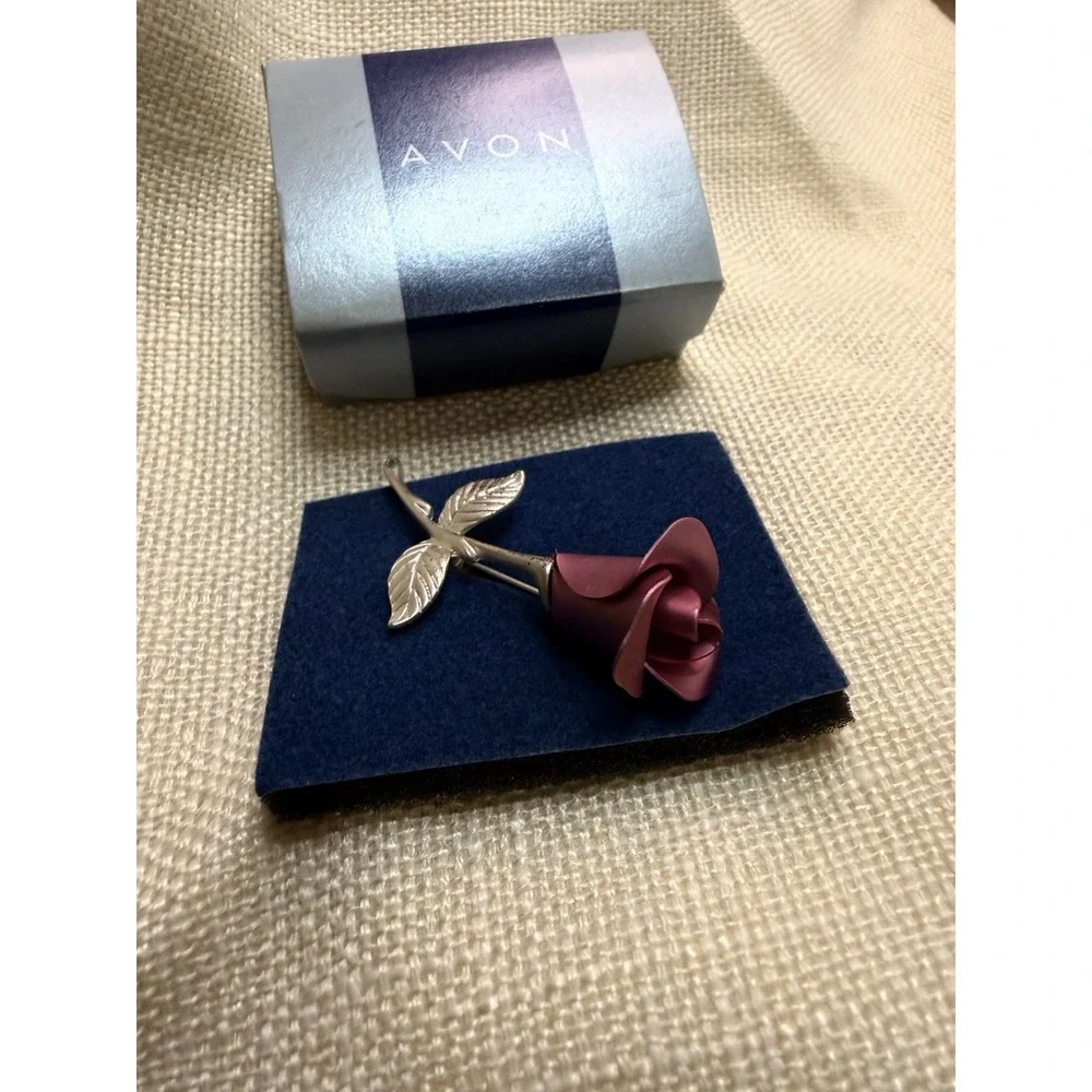 Avon Rosebud Brooch Pin Pink Rose Silver Tone Long Stem‎ Leaves Vintage